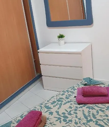 Fabulous 2-bedroom Right On The Of Crstianos 公寓