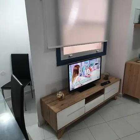 Fabulous 2-bedroom Right On The Of Crstianos Lägenhet *