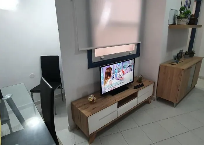 Fabulous 2-bedroom Right On The Of Crstianos Appartamento *